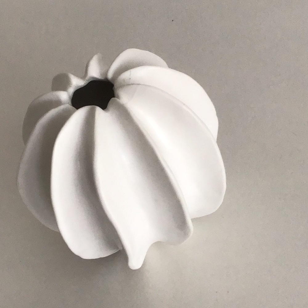In great condition 2 White Sea Star vases . - Picture 2 of 7